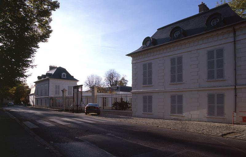 Les deux pavillons d'entrée du château.