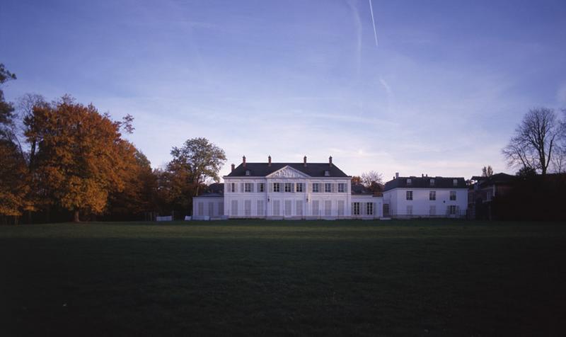 Vue d'ensemble du château, côté parc.