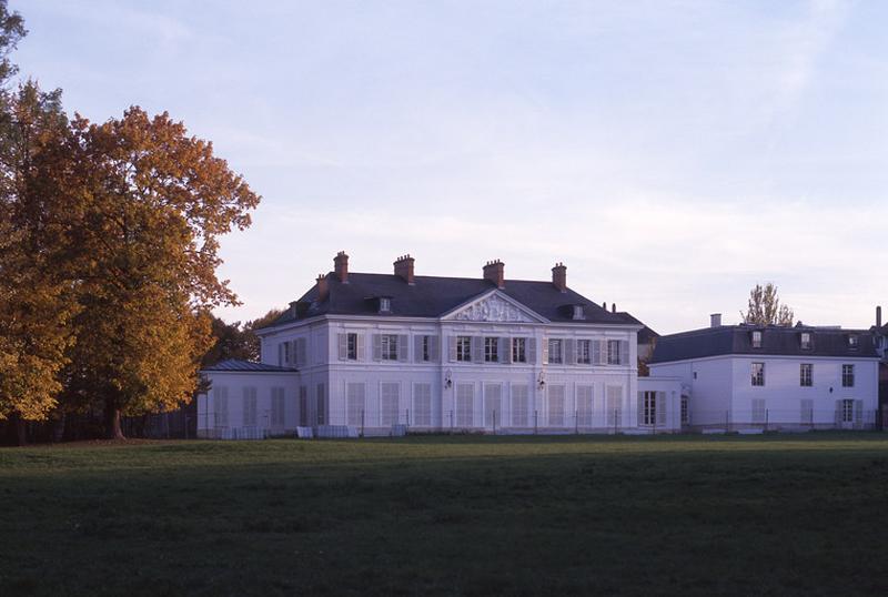 La façade arrière du château et des communs, sur le parc.