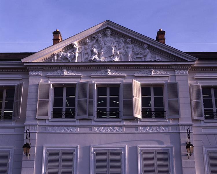 Façade arrière du château : détail du fonton couronnant le corps central. Le groupe sculpté représente Cérès, déesse des moissons.