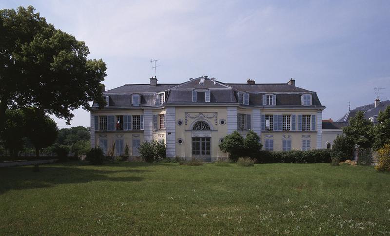 La façade arrière donnant sur le parc. Un avant-corps fortement saillant s'articule avec le corps principal par l'intermédiaire d'un mur incurvé qui poursuit l'élévation de l'ensemble.
