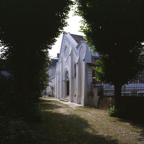 Le bâtiment des communs attenant au château, transformé en chapelle au XIXe siècle : façade arrière, sur le parc.