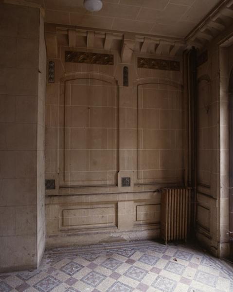 Mur latéral du hall d'entrée.