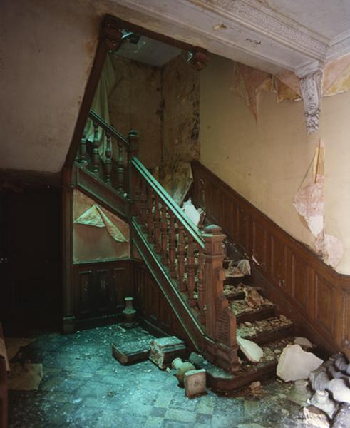 Escalier situé à droite du hall d'entrée.