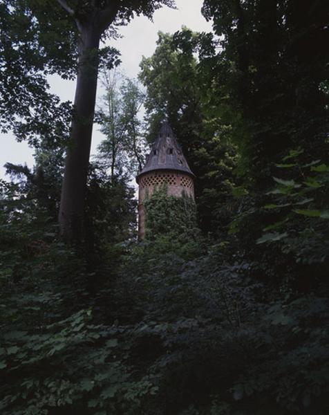 Château d'eau en forme de colombier situé dans le parc.