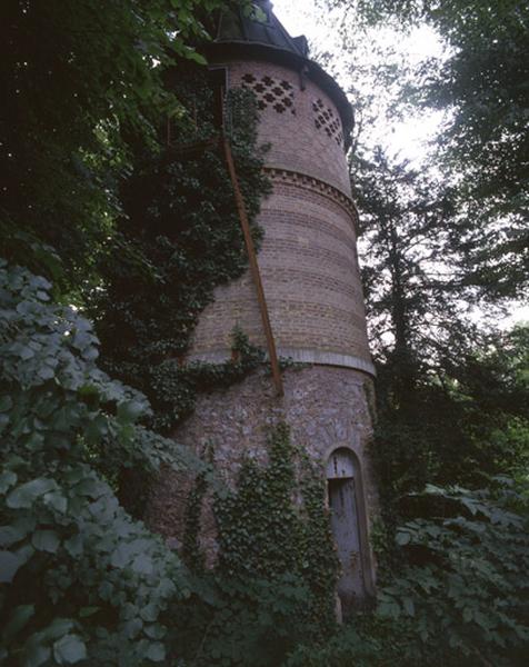 Vue rapprochée du château d'eau.