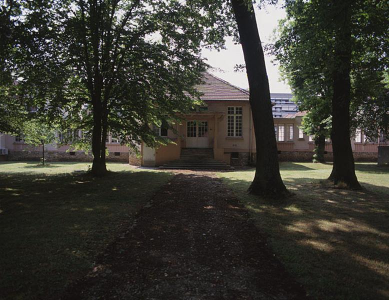Petit pavillon d'entrée situé au centre de la galerie de liaison, entre les divisions Grancher et Letulle (dénommé aujourd'hui pavillon frédéric-Chopin).