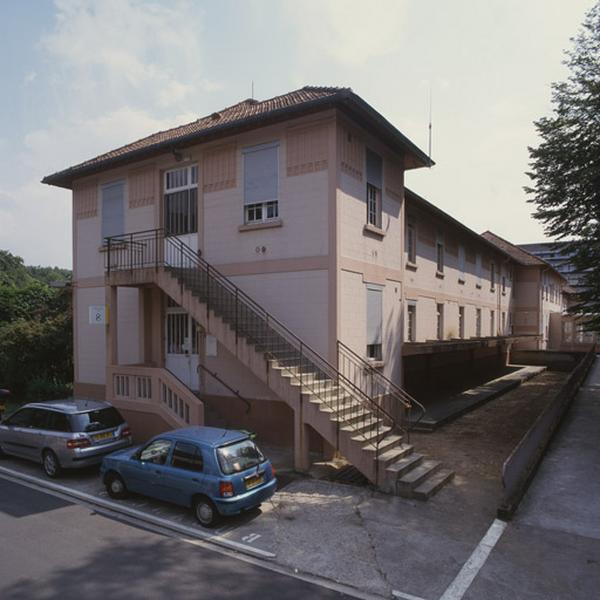 Vue d'une des deux divisions situées face à l'hôpital Georges-Brassens.