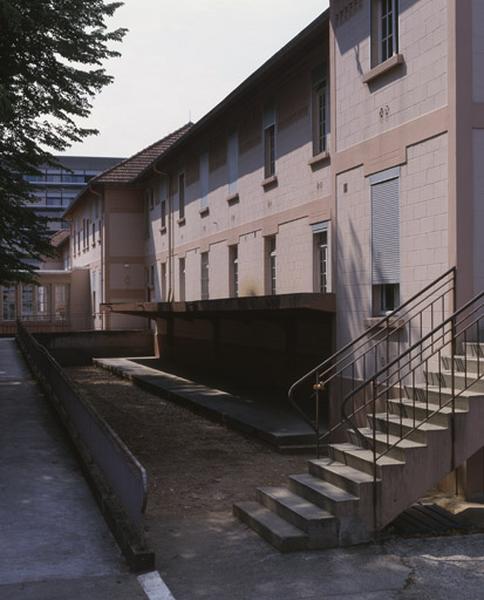 Façade latérale de la division Jacques-Grancher et départ de la galerie de liaison.