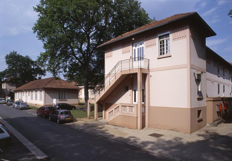 La division J.-Antoine-Vllemin et le bâtiment en rez-de-chaussée situé à l'arrière du pavillon central (J.-S.-Bach).