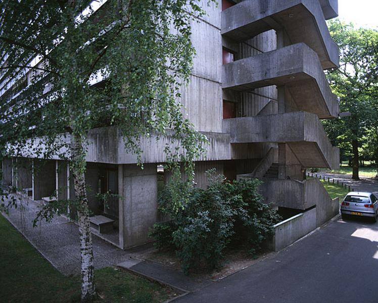 Bâtiment Georges-Brassens : détail du rez-de-chaussée et de l'escalier extérieur.