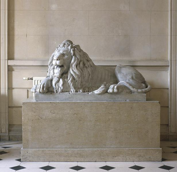 Une des deux figures de lion situées dans le vestibule, contre les murs latéraux.