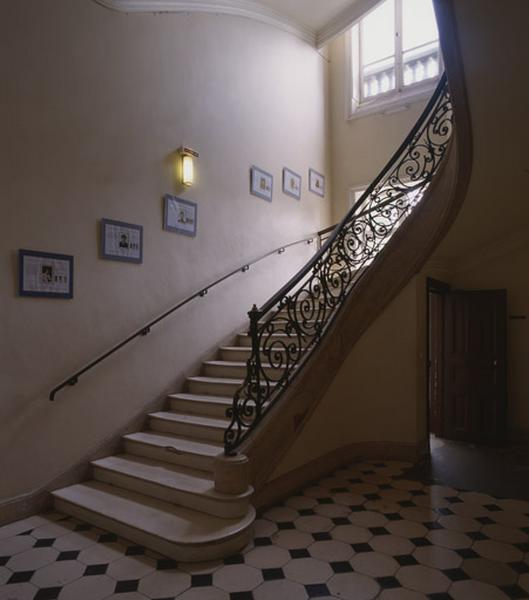 Vue d'ensemble de l'escalier situé à droite du vestibule.