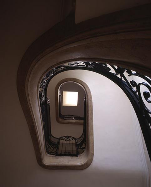 L'escalier : vue en contre-plongée.