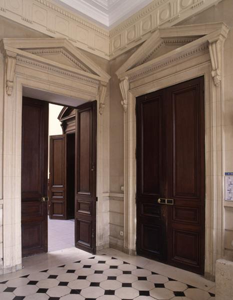 Détail du vestibule d'entrée qui ouvre sur le grand hall central.