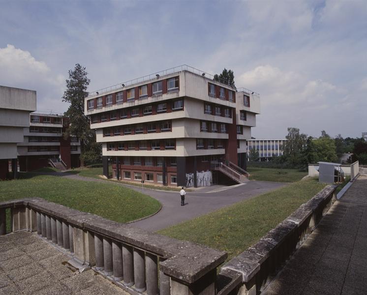 Bâtiments en forme de pyramides inversées construits dans le parc pour l'Ecole internationale européenne de Paris, vus de la terrasse du château.