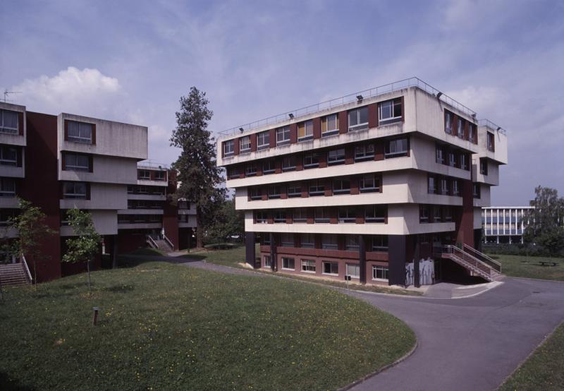 Ecole internationale européenne de Paris : vue d'ensemble des trois 'pyramides' édifiées dans le parc, à proximité du château.