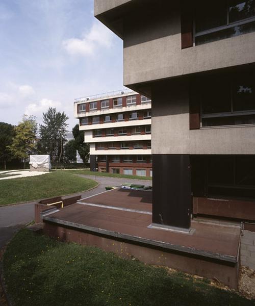 Ecole internationale européenne de Paris : détail du soubassement d'une des 'pyramides inversées'.