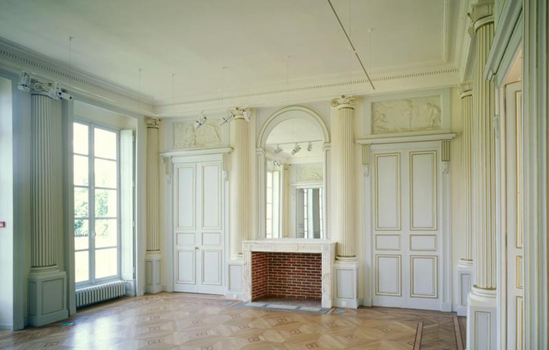 Vue d'ensemble du grand salon.