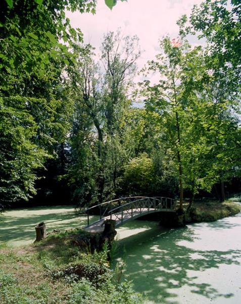 Le pont enjambant la pièce d'eau située à l'est du château.