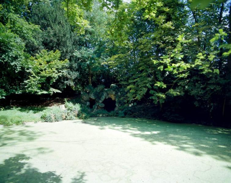 Petite grotte sur le bord de la pièce d'eau.