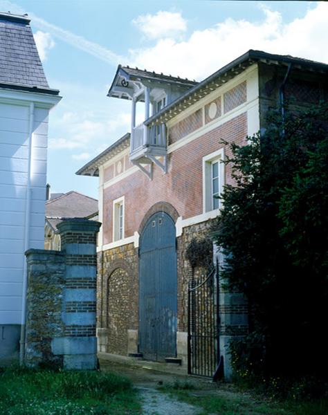 Un bâtiment des communs à l'ouest du château.