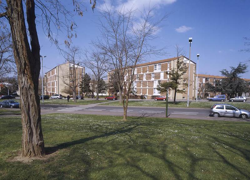 Trois immeubles vus de l'avenue de la Concorde.