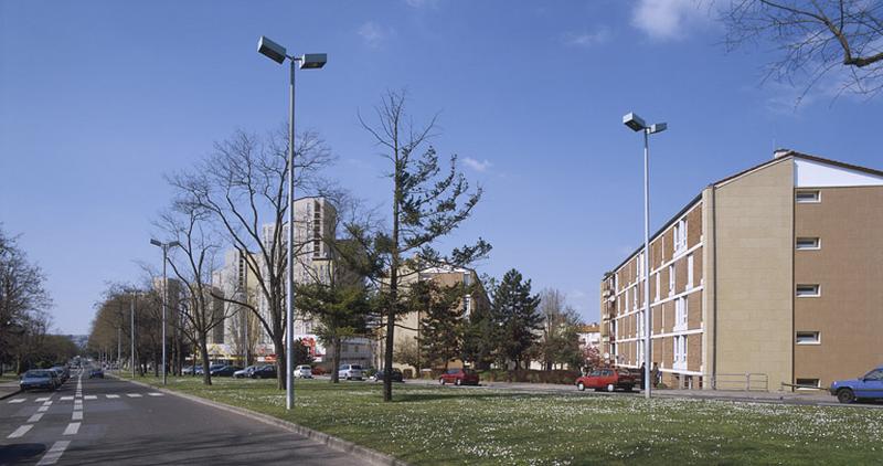 Deux des trois immeubles situés le long de l'avenue de la Concorde. Les murs pignons ont été isolés par l'extérieur grâce à un revêtement d'isorel et de plaques de gravillon.
