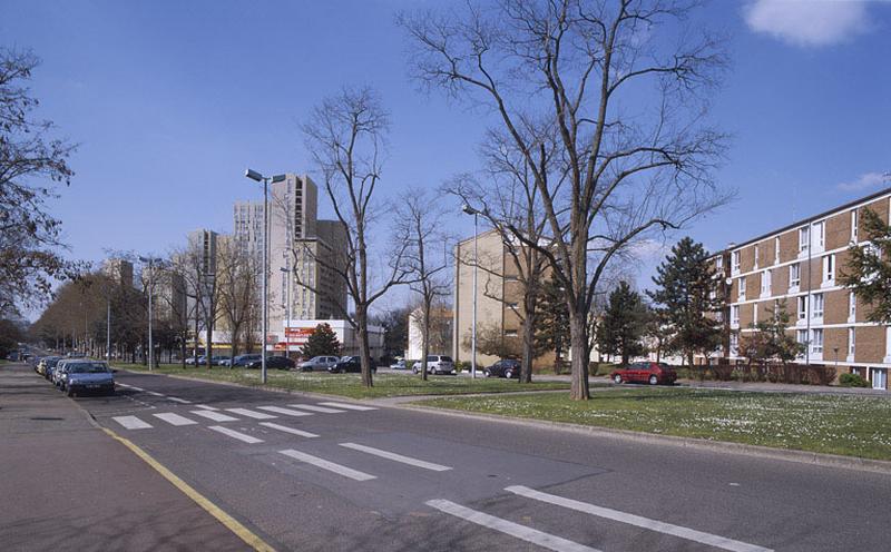 Les tours de la Croix Blanche dans le prolongement des immeubles des Briques Rouges.