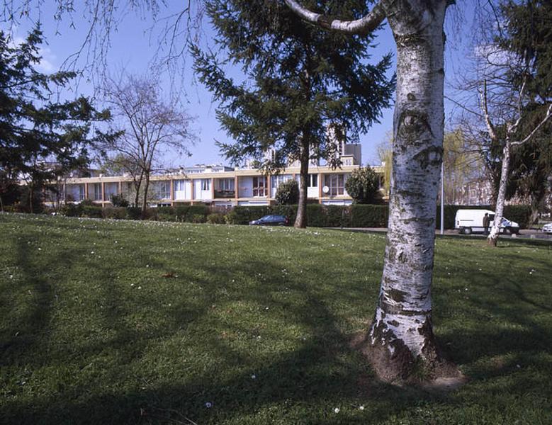 Un bâtiment de logements individuels en bande entre les rue Joliot-Curie et Mendès-France.