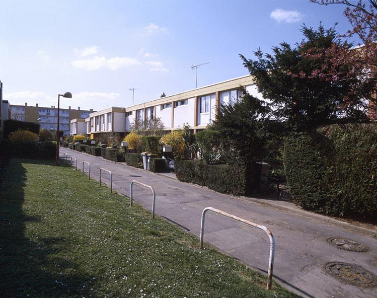 Les logements individuels en bande sont desservis par une voirie indépendante portant le nom d''allées'.