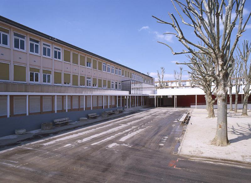 Vue d'ensemble sur la cour de récréation.