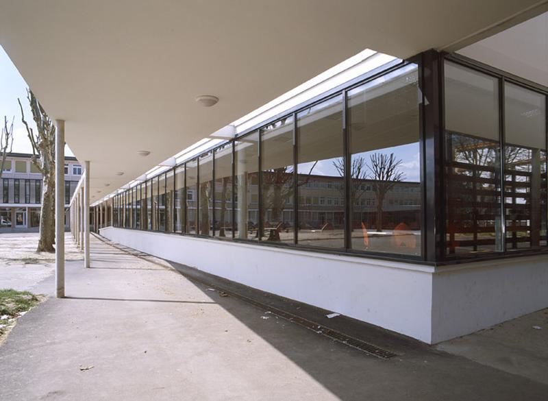 Vue de l'aile perpendiculaire au corps de bâtiment principal, flanquée d'une galerie couverete.