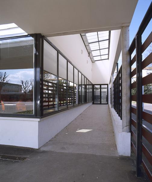 Entrée de l'aile perpendicualire au corps de bâtiment principal.