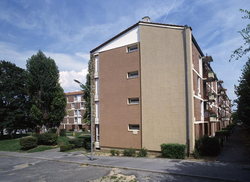 Vue de l'immeuble R+3 situé le long de la rue de la Commune de Paris. Le pignon ne présente plus son aspect initial (meulière et brique) à la suite d'une opértaion de réhabilitation.