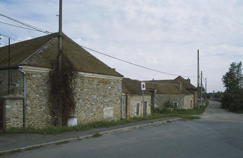 Le bâtiments situés au carrefour des deux voies.