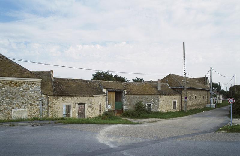 Vue d'ensemble des bâtiments. Au centre la porte cochère donnant accès à la cour de la ferme.