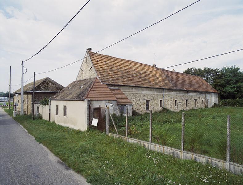 Vue latérale du bâtiment situé sur le côté est de la cour de la ferme.