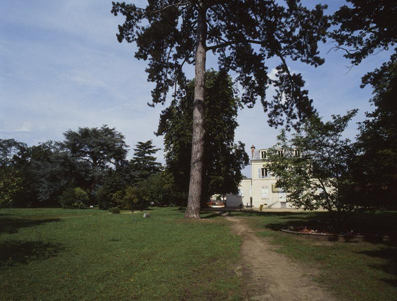 Une vue du parc à l'arrière de la maison.