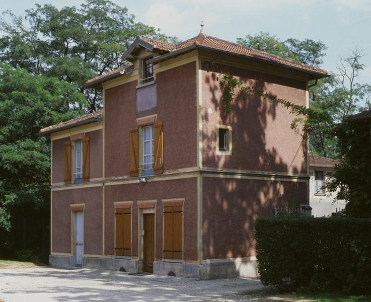 Vue d'ensemble de la maison du gardien.