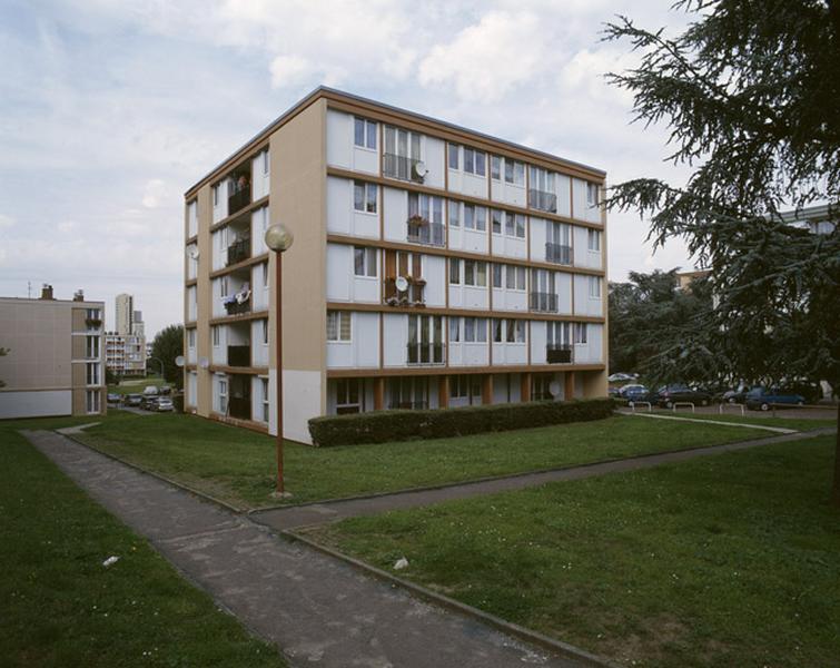Vue d'un immeuble pavé situé avenue Henri-Barbusse à côté de la Maison de la justice et du droit.