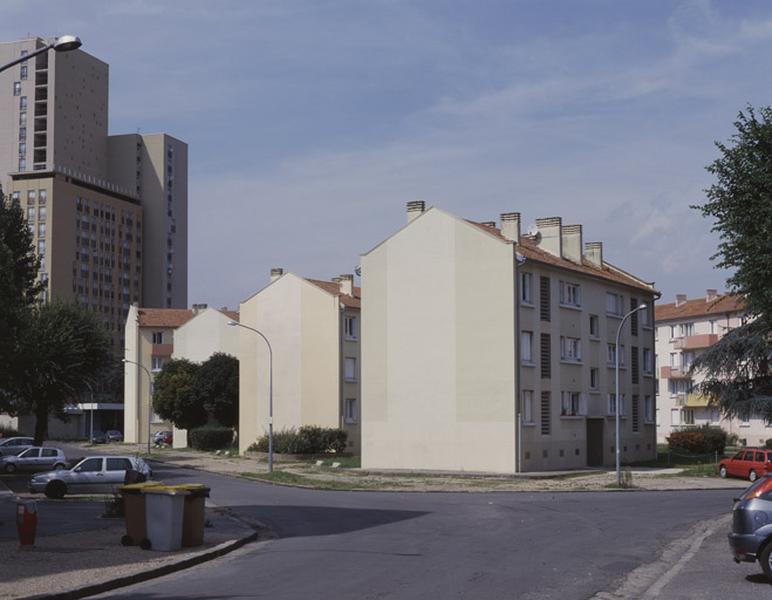 Le carrefour de la rue du Commandant-de-Courcel et de le rue Ambroise-Croizat et une des tours à gauche de la photo.