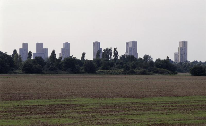 Les tours à l'arrière des terrains de culture de la Saussaie des Gobelins.