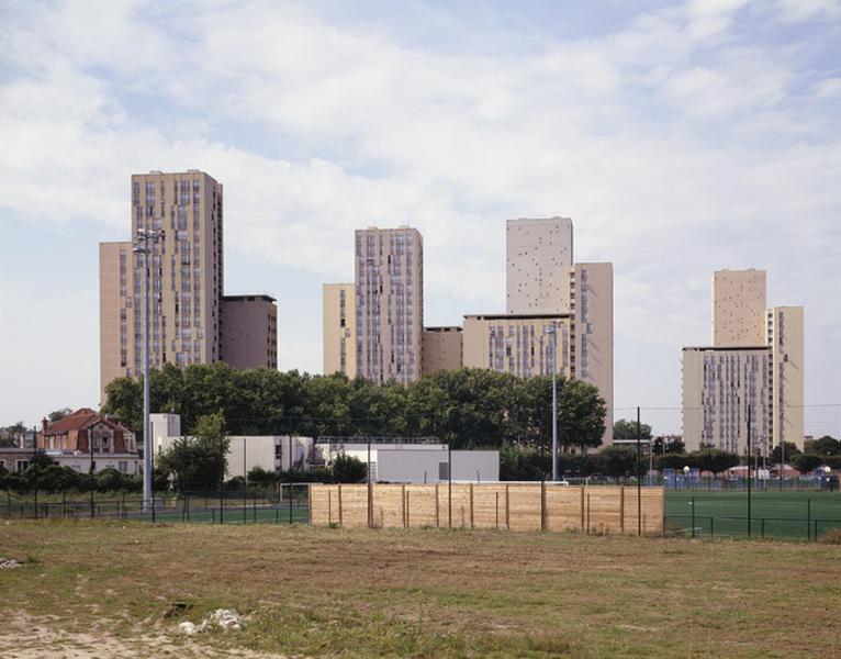 Les tours photographiées des terrains du centre sportif Georges-Brassens.