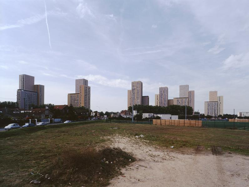 Vue des tours depuis le terrain des tennis et du centre sportif Georges-Brassens.