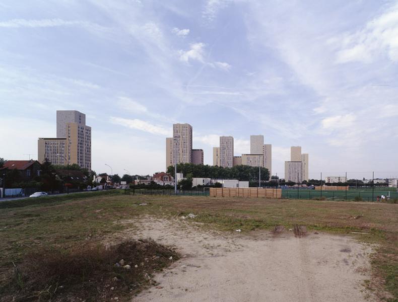 Vue des tours depuis le terrain du centre sportif et culturel Georges-Brassens.