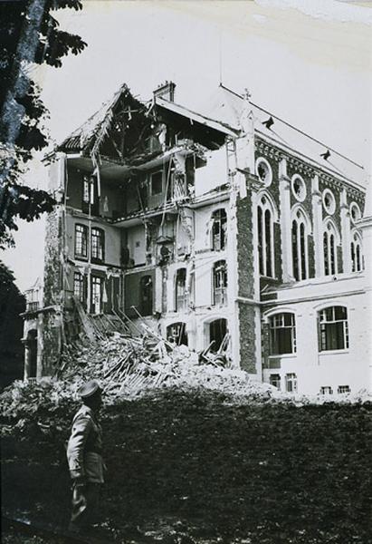 La chapelle endommagée par le bombardement aérien du 29 mai 1944 qui détruisit le 'pavillon de tête' appuyé contre sa façade sud.
