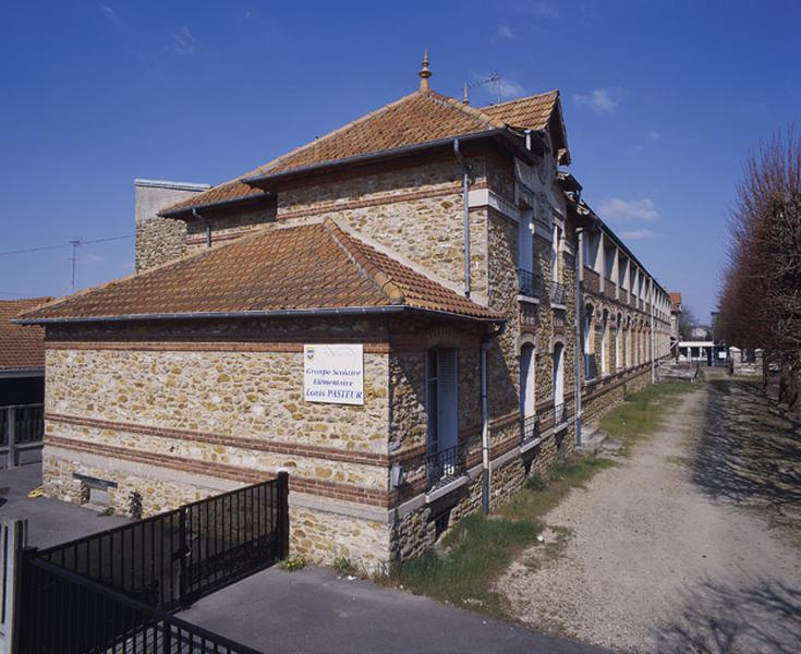 Vue d'ensemble, à partir de la façade latérale ouest.