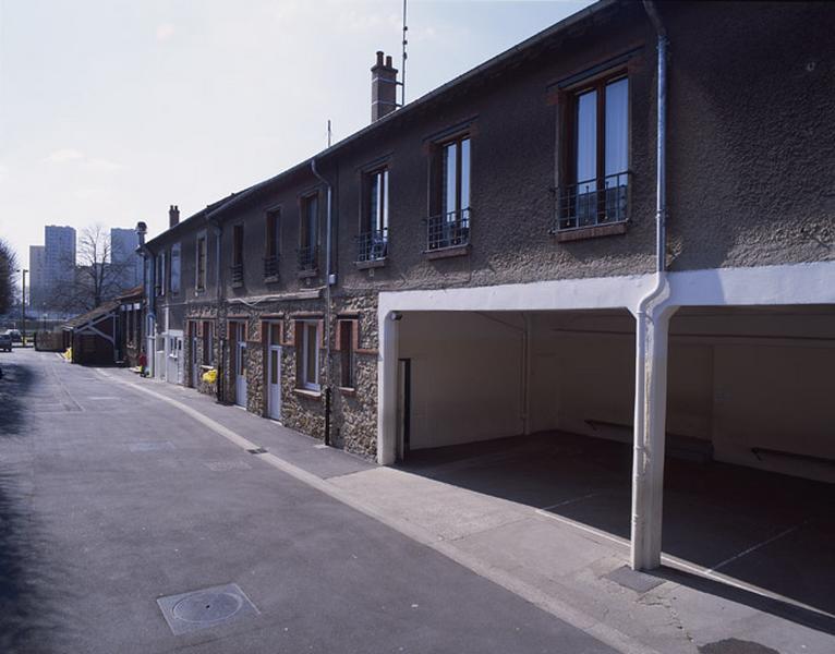 Bâtiment abritant les logements et préau situé à l'arrière du bâtiment scolaire.