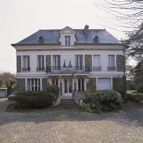 Vue de la façade principale de la maison, 2 rue de Châtillon.